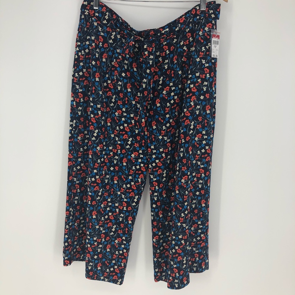 ATTENTION Belted Floral Crop Pants NWT